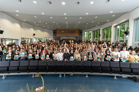 A view from the stage into the hall, where all Bachelor graduates can be seen. (opens enlarged image)