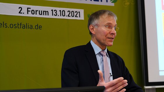 Dr. Ekkehard Griep, Bundesvorstitzender der DGVN, bei der Ausstellungseröffnung. Er steht am Pult und spricht zu den Anwesenden.