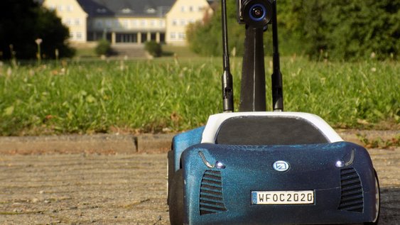 Ein Modellauto des Ostfalia Cup steht auf dem Parkplatz Am Exer 2