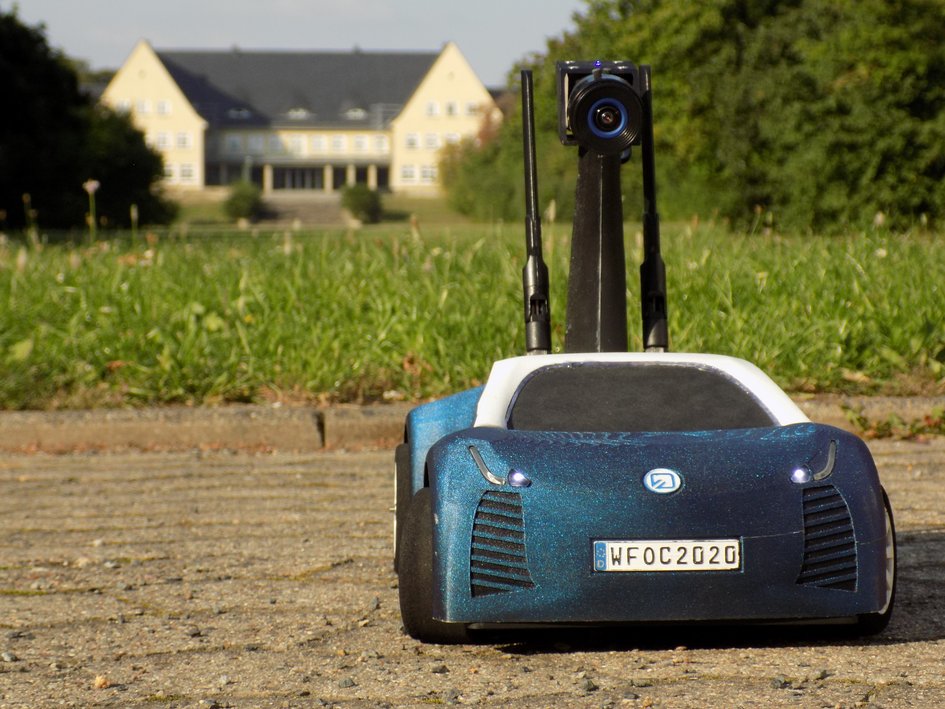 Modellauto des Ostfalia Cups steht auf dem Parkplatz Am Exer 2