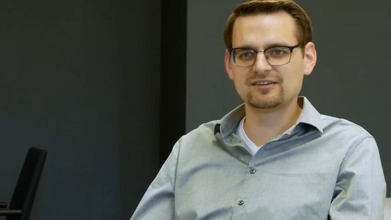 Porträtaufnahme der interviewten Person.