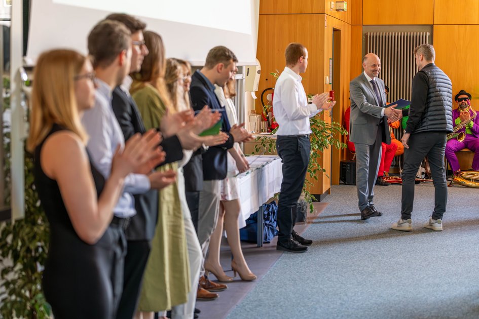 Urkundenübergabe bei der Abschlussfeier der Fakultät Verkehr-Sport-Tourismus-Medien 2025