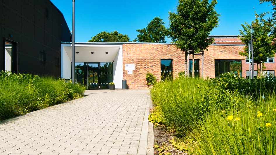 Pflasterweg zum INBW