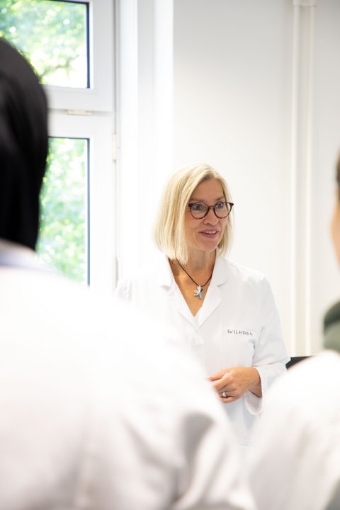 Nahaufnahme von Frau Prof. Dr. rer. nat. Elke Wilharm (öffnet Vergrößerung des Bildes)