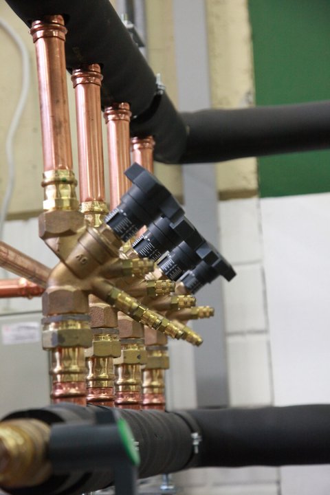 Nahaufnahme Ausstattung Labor für Heizungstechnik