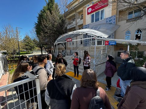 Prof.in Dr. Sina Motzek-Öz macht mit der Gruppe eine Sozialraumbegehung (öffnet Vergrößerung des Bildes)