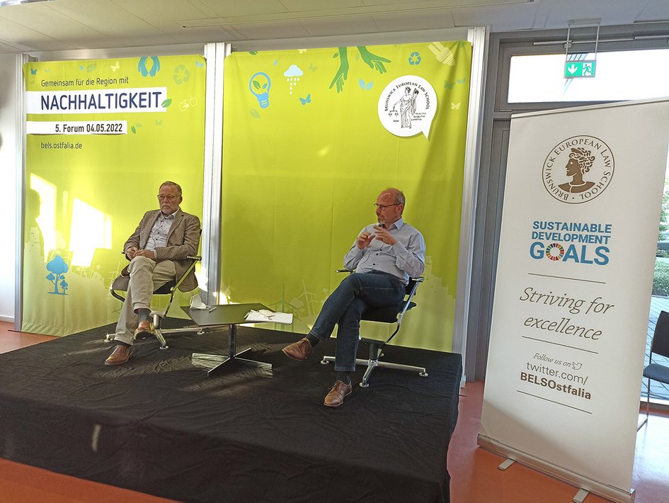 Detlef Vollheyde, Mit-Initiator der Öko-Modellregion Goslar (links) und Ulrich Löhr, Vorsitzender des Landvolks Braunschweiger Land und Vizepräsident des Niedersächsischen Landvolks (rechts) beim 5. Forum Nachhaltigkeit diskutieren auf dem Podium.