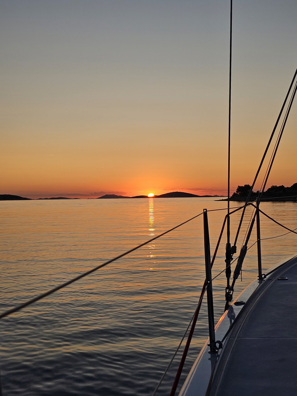Sonnenuntergang mit Segelboot