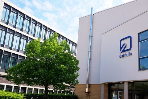 Gebäude G und C mit Ostfalia Logo