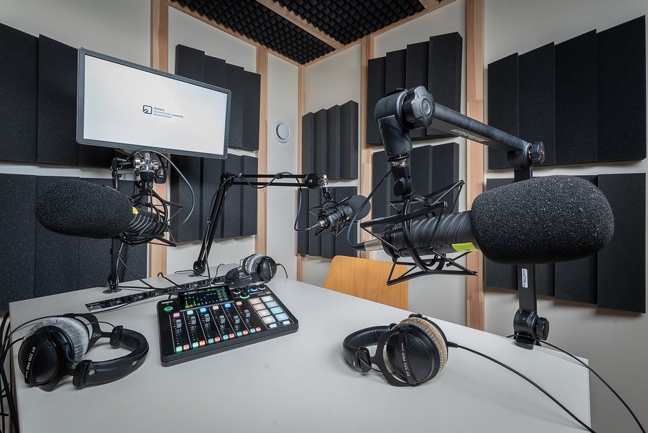 Ein Blick in unser Podcaststudio aus Perspektive eines Sitzplatzes