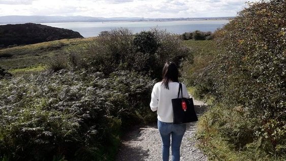 Janine beim Wander in der Nähe von Dublin.