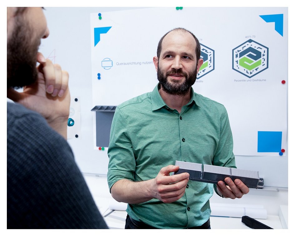 Herr Professor Dr. Stechert im Gespräch mit einem Studierendem