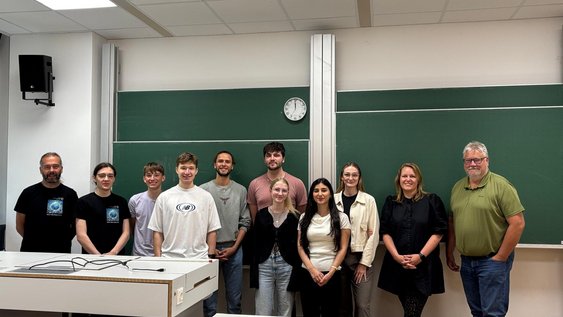 Gruppenbild der Studierenden des Studiengangs Smart City Engineering gemeinsam mit Professor Dr.-Ing. Jan Büchsenschuß, 