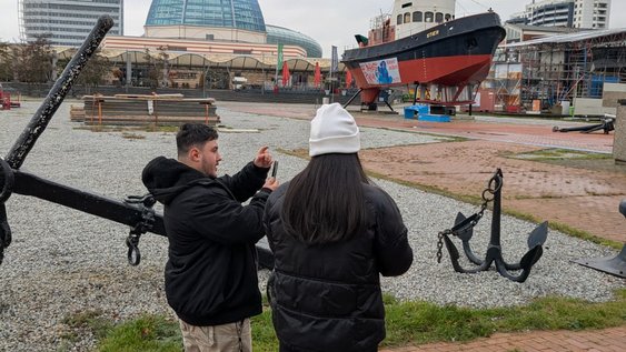 Ein Teilnehmender der Studie und eine wiss. Hilfskraft während der Durchführung der Studie im Museumshafen in Bremerhaven.
