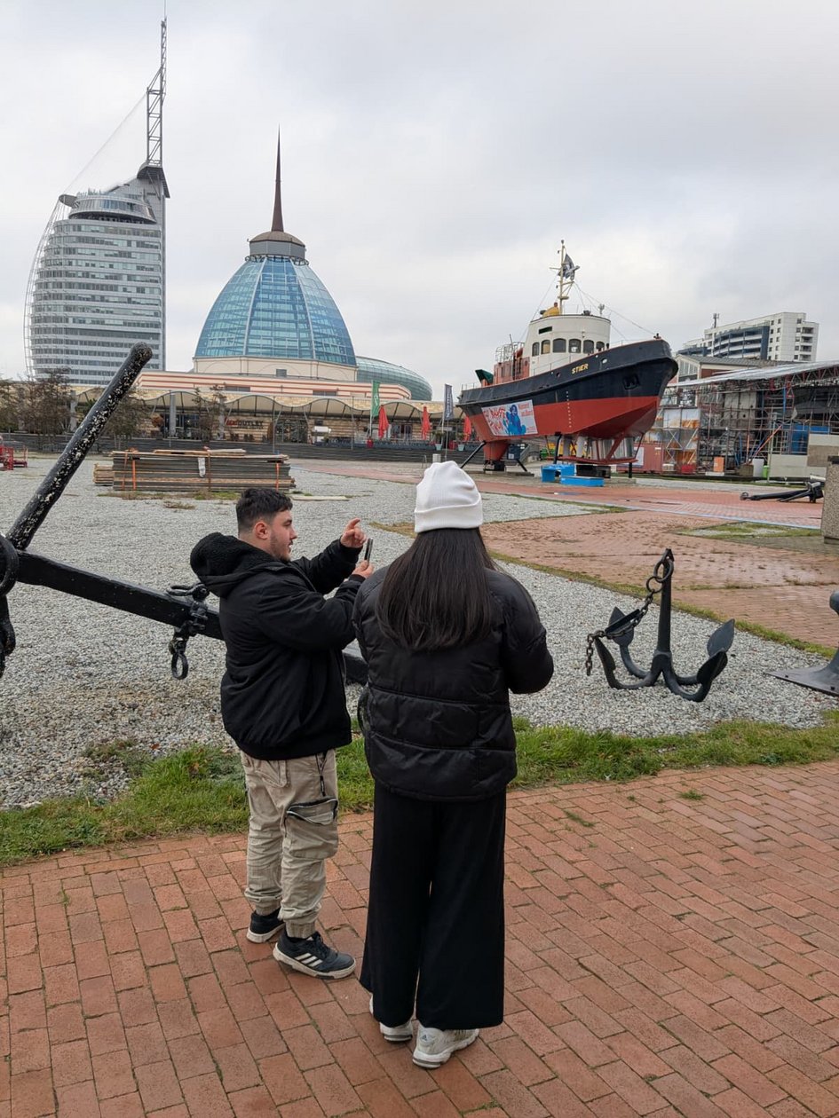 Ein Teilnehmender der Studie und eine wiss. Hilfskraft während der Durchführung der Studie im Museumshafen in Bremerhaven.