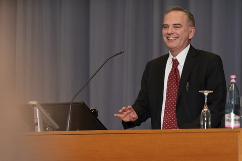 Bernd Retzki stands at the lectern and delivers his speech (opens enlarged image)