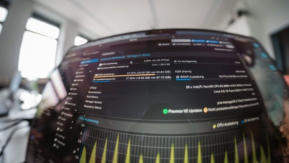 Blick auf den Monitor eines Informatik-Studierenden mit Grafik eines Benchmark-Tools.