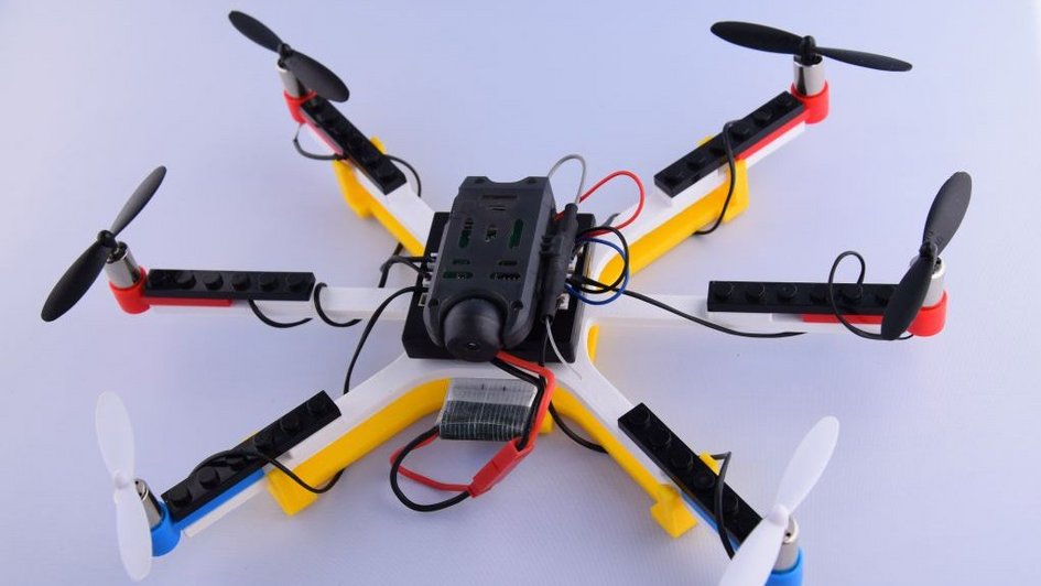 Auf dem Bild ist eine Drohen zu sehen, deren Einzelteile im 3D-Drucker gefertigt wurden. (öffnet Vergrößerung des Bildes)