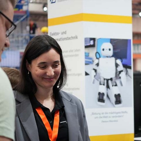 Mitarbeiterin der Ostfalia bei der Ideenexpo 2024 (öffnet Vergrößerung des Bildes)