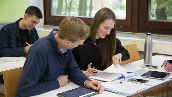 Drei Studierende lernen für Mathe