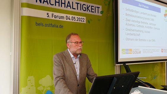 Bio-Landwirt Detlef Vollheyde stellte die Öko-Modellregion Goslar vor.