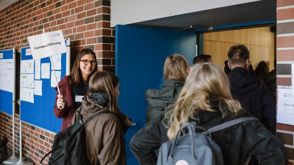 Schülerinnen besuchen den Campus Salzgitter