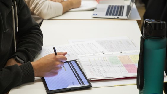 Studierender notiert sich prüfungsrelevante Inhalte.