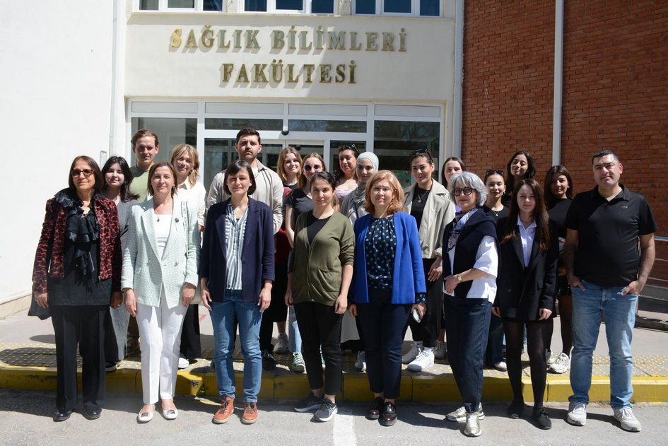 Die Exkursionsgruppe vor dem Gebäude der Fakultät Gesundheitswissenschaften