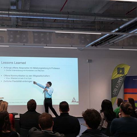 Max Juraschek als Gründer bei einem Vortrag beim Startup-Lunch der Ostfalia (öffnet Vergrößerung des Bildes)