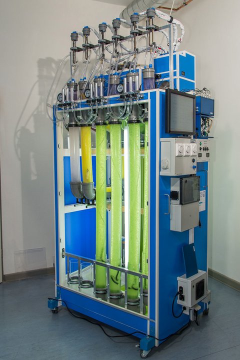 Airlift Parallel Photobioreaktor im Labor für Biotechnologie und Bioökonomie (öffnet Vergrößerung des Bildes)