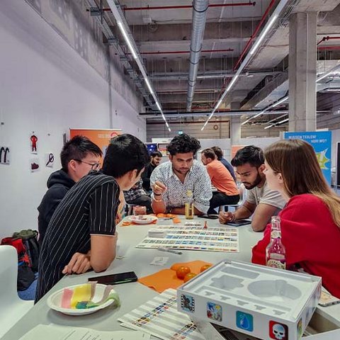 Studierende an einem Tisch bei einem Spielenachmittag der Ostfalia (öffnet Vergrößerung des Bildes)