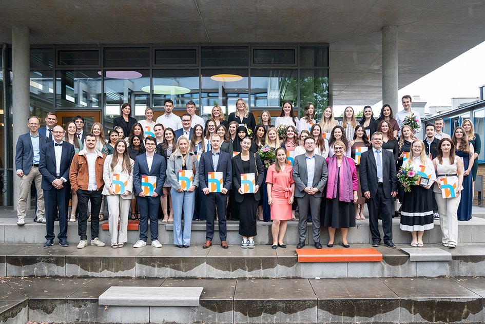 Gruppe von Personen in festlicher Kleidung. 