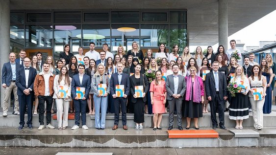 Absolventen der Fakultät Recht der Ostfalia Hochsule im Mai 2025.