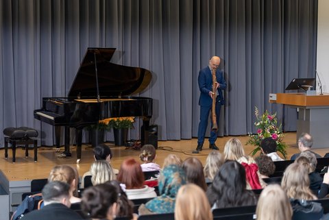 Géza Gál spielt auf der Bühne Didgeridoo (öffnet Vergrößerung des Bildes)