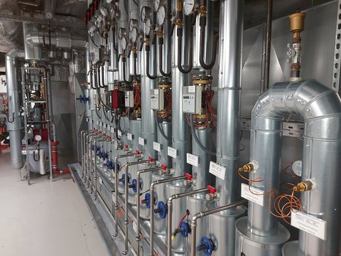Der Wärmeverteiler versorgt die Erhitzer der raumlufttechnischen Anlagen mit Warmwasser.