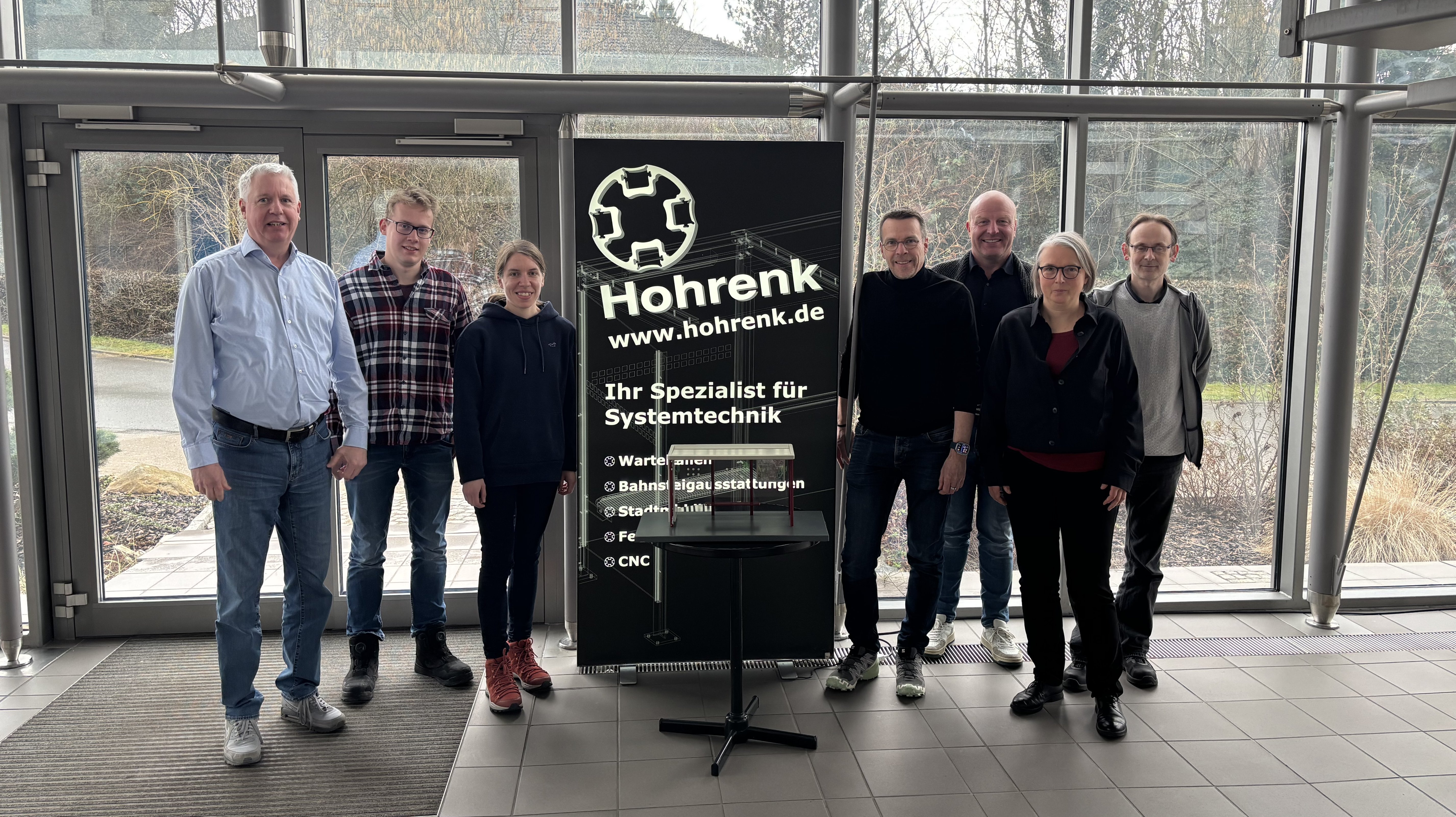 Foto der Projektteilnehmer beim ersten Projekttreffen bei der Firma Hohrenk Systemtechnik GmbH.