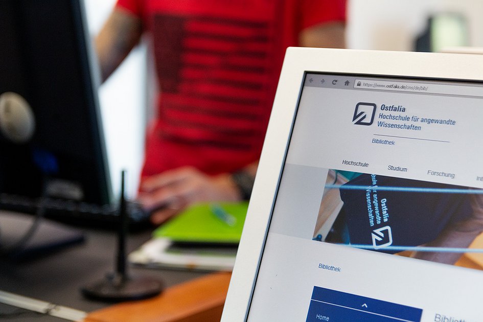 Ausschnitt der Ostfalia-Internetseite mit dem Logo in der linken oberen Ecke auf einem Monitor