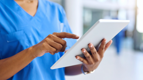 Pflegefachkraft mit Tablet in der Hand
