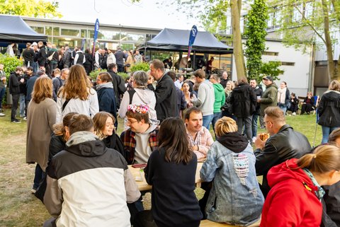 Hunderte Besucher*innen strömten am 23. Mai 2025 zum Campustag der Ostfalia am Standort Wolfenbüttel/Salzdahlumer Straße. 