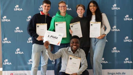 Fünfe Studierende der Fakultät Soziale Arbeit am Standort Wolfenbüttel zeigen stolz ihre Urkunden für die Belegung des ersten Platzes.