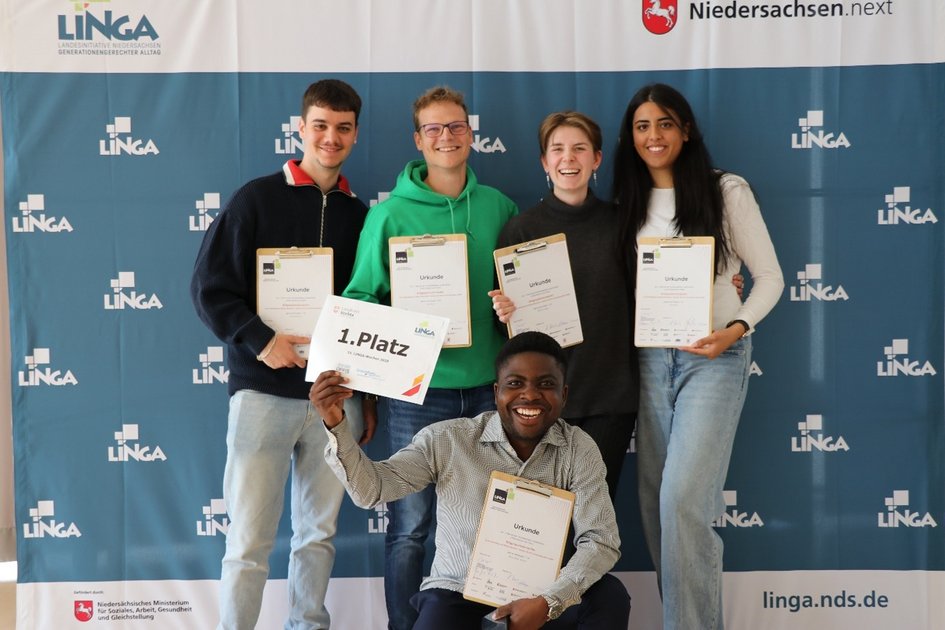 Fünfe Studierende der Fakultät Soziale Arbeit am Standort Wolfenbüttel zeigen stolz ihre Urkunden für die Belegung des ersten Platzes.