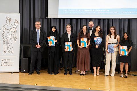 Gruppenbild der anwesenden Absolventinnen und Absolventen des Bachelor-Studiengangs Wirtschaftsrecht auf der Bühne. (öffnet Vergrößerung des Bildes)
