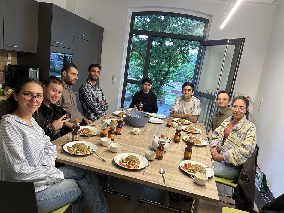 Studierende treffen sich für einen interkulturellen Austausch und kochen und essen gemeinsam im Sprachenzentrum.