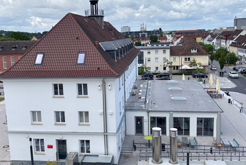 Gebäude B mit Mensa 