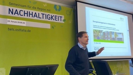 Prof. Dr. Brückemann steht am Rednerpult und hält einen Vortrag im Rahmen des Forums Nachhaltigkeit