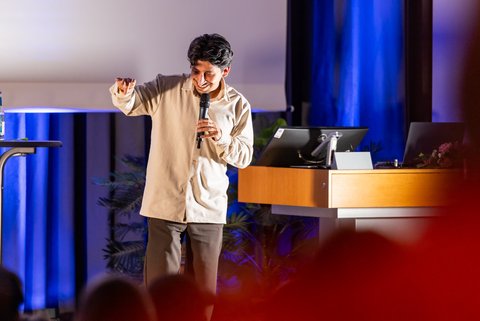 Ali Hundertsechs bringt das Publikum beim Comedy-Open-Mic in der Aula zum Lachen. 