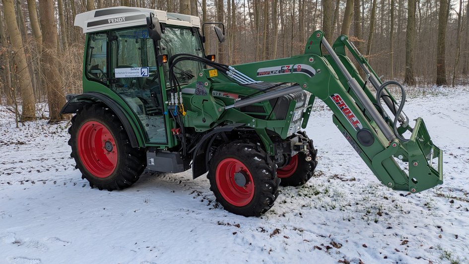 Fendt Trecker im Einsatz im Lechlumer Holz im Winter (öffnet Vergrößerung des Bildes)