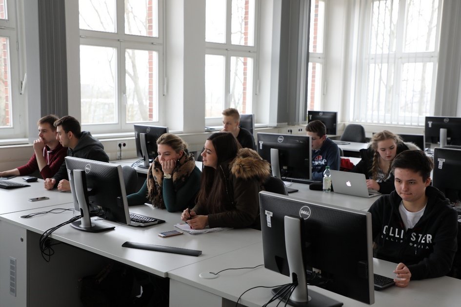 Schüler arbeiten im Poolraum