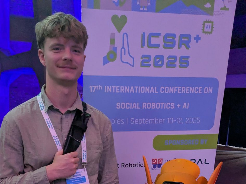 Ostfalia-Masterabsolvent Christopher Peters auf der "International Conference on Social Robotics + AI" in Neapel.