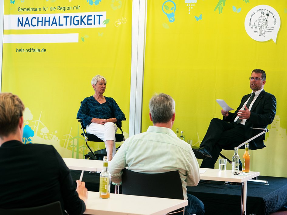 Forum Nachhaltigkeit: Landrätin Christiana Steinbrügge und Prof. Dr. Kai Litschen auf dem Podium 